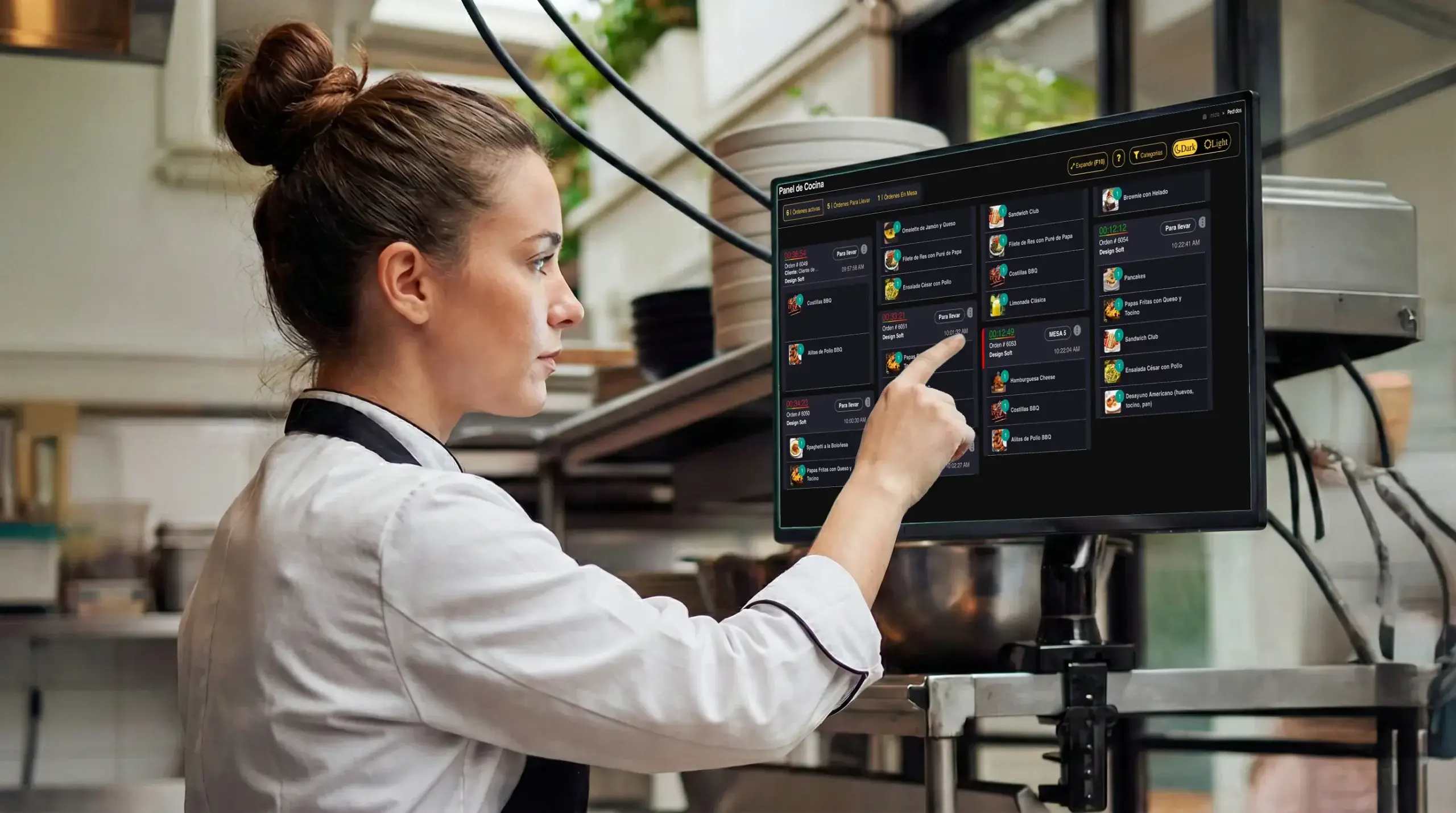 Mesero tomando pedidos en modulo de comandas para restaurantes