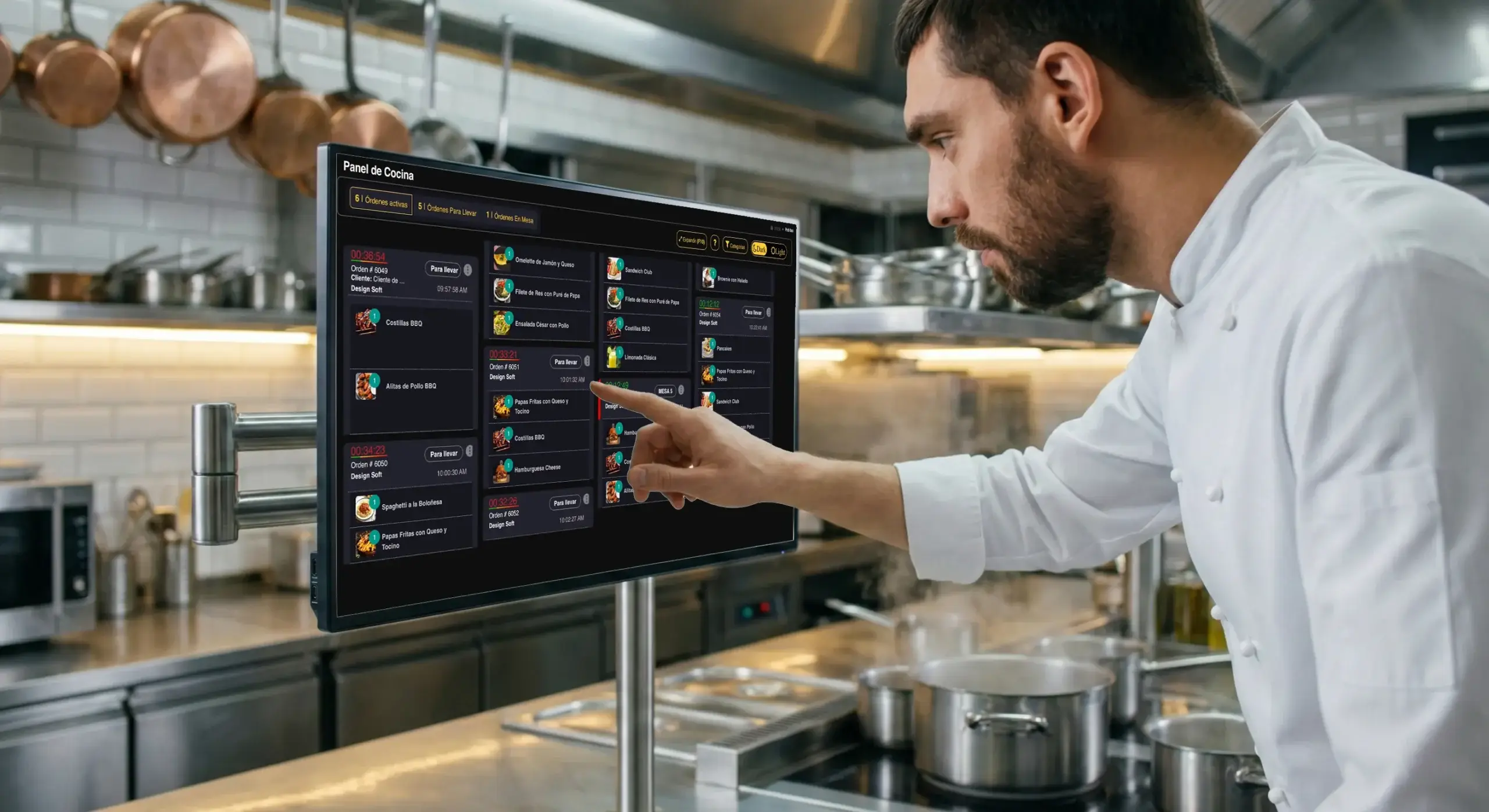 Pantalla KDS de cocina con ordenes organizadas por tiempo