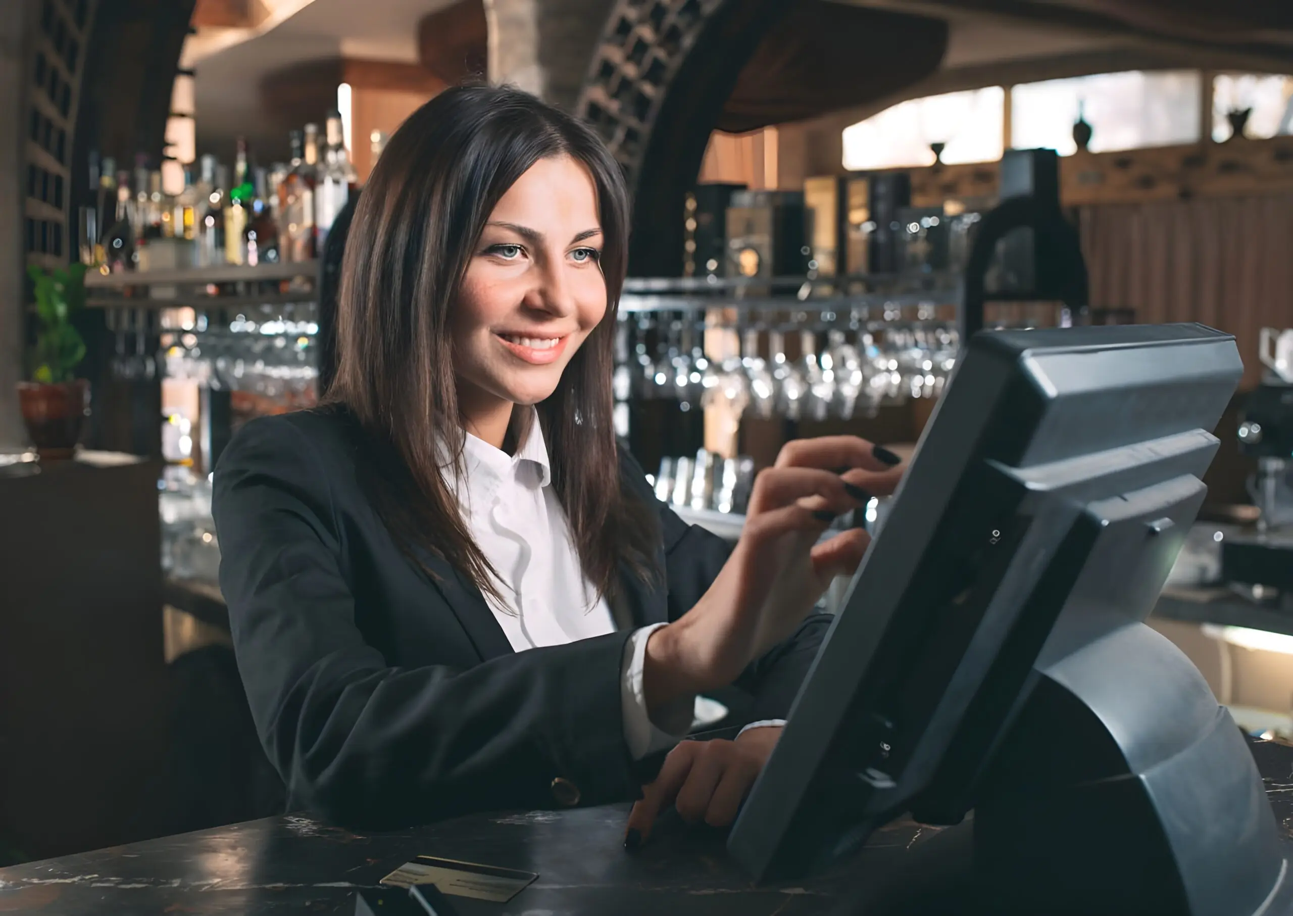 Dueno de restaurante usando sistema POS para gestion inteligente
